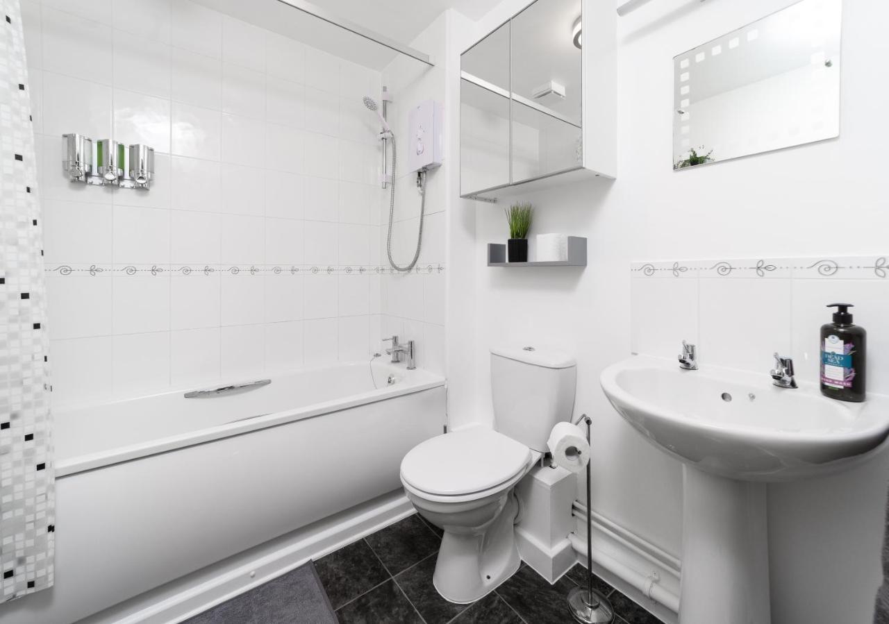Charming 2Br Ground Floor Flat In Sholing, 11 Mins From City Centre - Recently Set Up With Love เซาธ์แธมป์ตัน ภายนอก รูปภาพ
