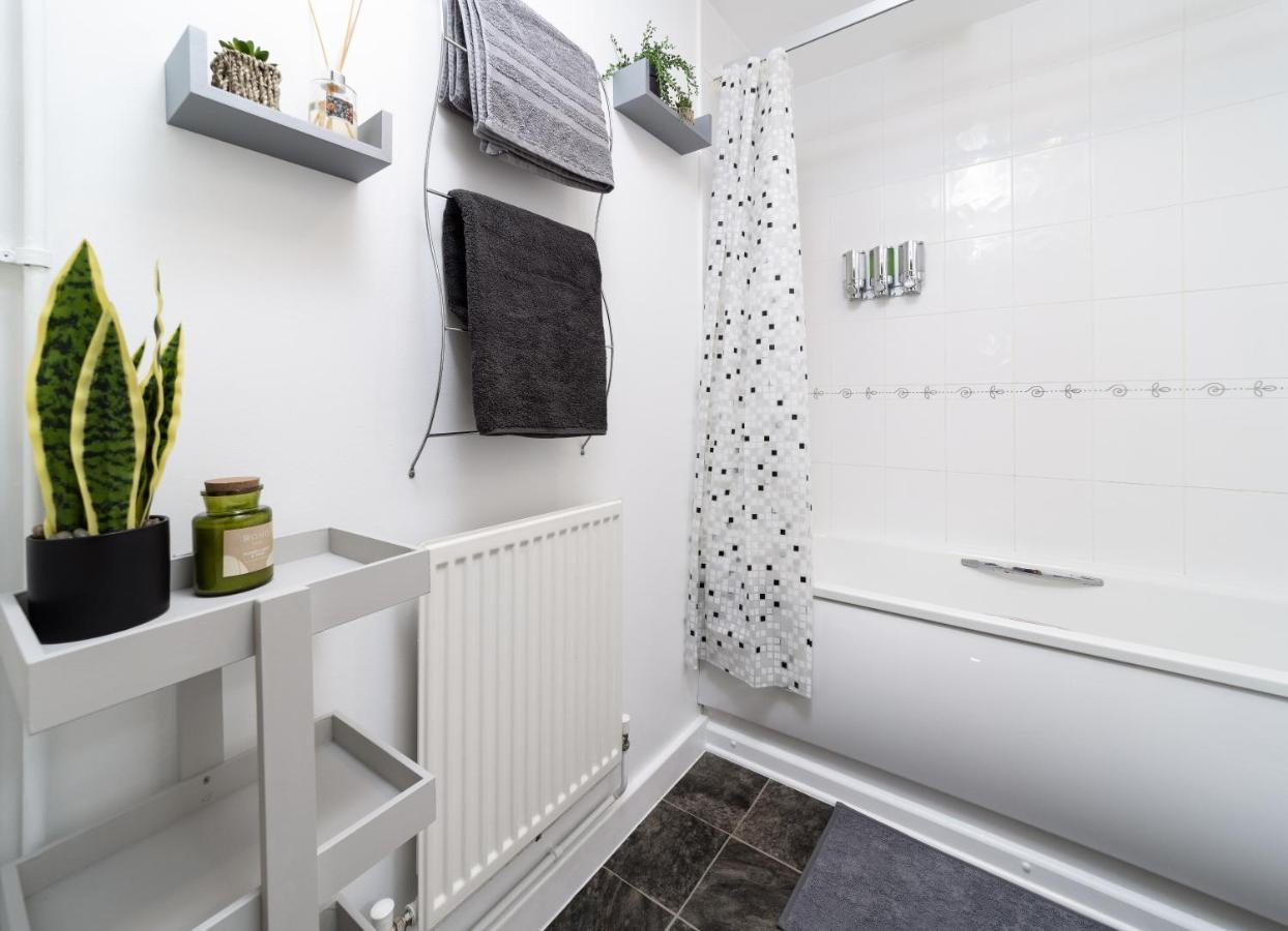 Charming 2Br Ground Floor Flat In Sholing, 11 Mins From City Centre - Recently Set Up With Love เซาธ์แธมป์ตัน ภายนอก รูปภาพ