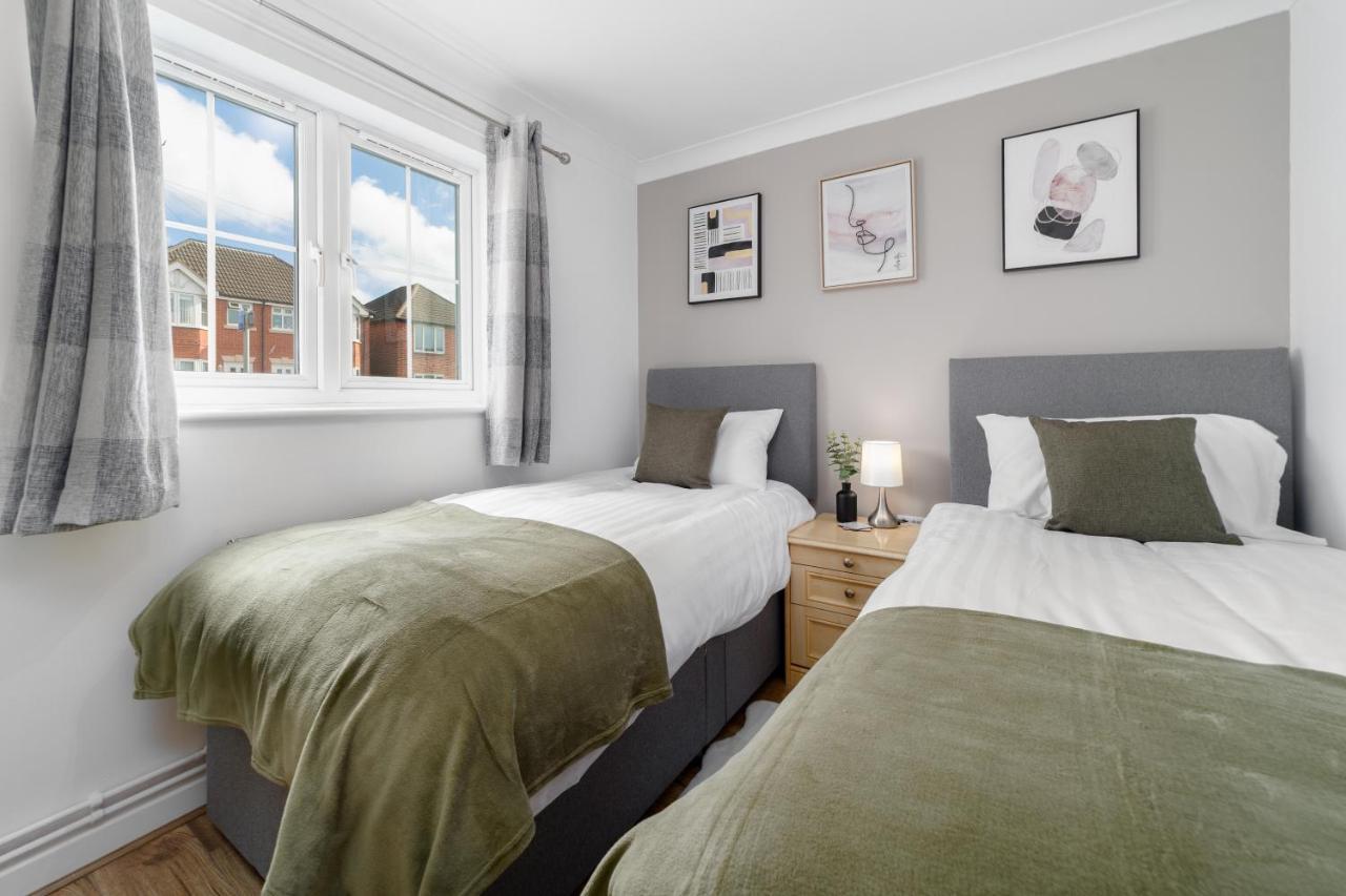 Charming 2Br Ground Floor Flat In Sholing, 11 Mins From City Centre - Recently Set Up With Love เซาธ์แธมป์ตัน ภายนอก รูปภาพ