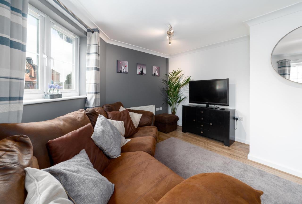 Charming 2Br Ground Floor Flat In Sholing, 11 Mins From City Centre - Recently Set Up With Love เซาธ์แธมป์ตัน ภายนอก รูปภาพ